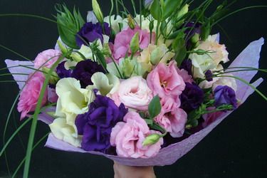 Runden Bouquet von 20 bunten lisianthus